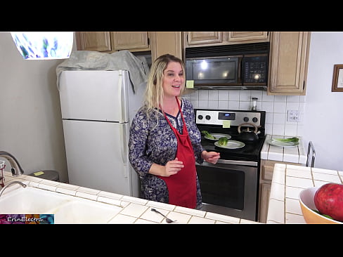 ❤️ Stepmom هن جي تاريخ کان اڳ باورچی خانه ۾ کيس کير پيارڻ ❤  ❤